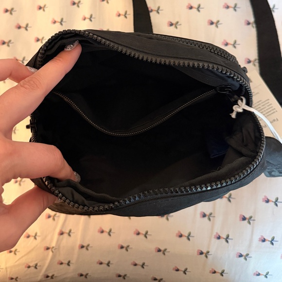 NWT BAGGU Ditsy Floral Black Fanny Pack Crossbody Bag - Picture 4 of 5